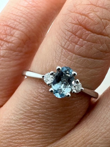 9ct white gold - 9ct, emerald