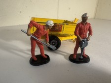 BRITAINS 1:32 Scale AUTOWAY TIPPING TRAILER & 2x Road Workers TRACTOR DRAWN VGC