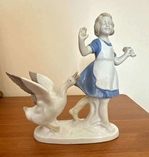 Ceramic goose girl figurine - ,