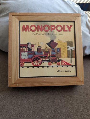 Vintage monopoly wooden box - in,