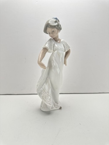 Nao lladro how pretty - by,
