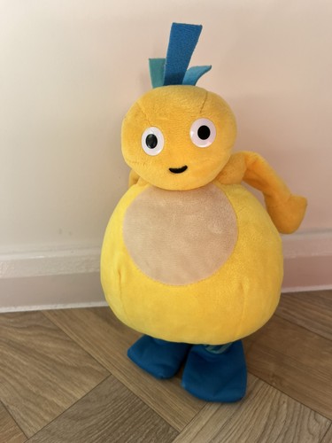Twirlywoos chick walking - chick,