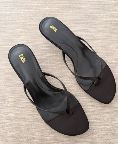 Black pointed kitten heel - kitten, toe
