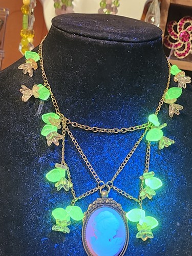 Handmade uranium glass cameo - uranium,