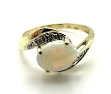 9ct Gold Opal Diamond Ring
