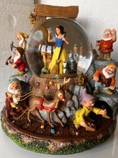 Disney Limited Edition 2007 Snow White and Severn Dearfs snow Globe