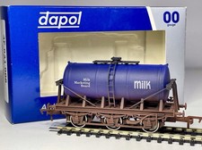 Dapol 4F-031-006 Weathered 6 Wheel Tank Wagon Milk Marketing Board - OO Gauge