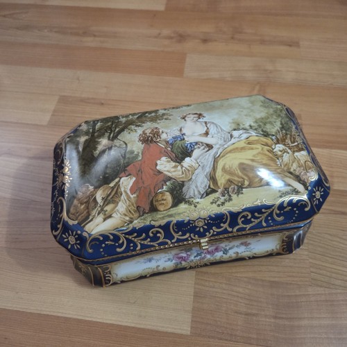 Vtg porcelain dresser box - porcelain,