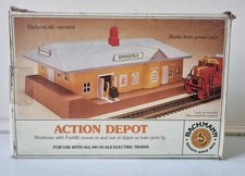 Bachmann HO Scale Action Depot Springfield – Animated Forklift Building with Box