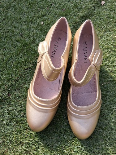 Gold leather shoes - size, 7