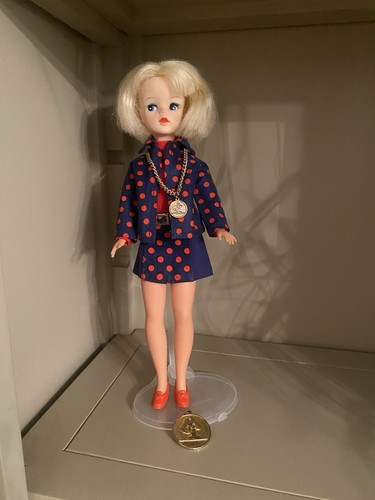 Sindy doll side part - side, trendy