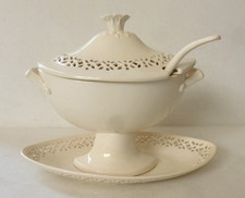 LEEDSWARE CLASSICAL CREAM WARE POTTERY Tureen stand and ladle