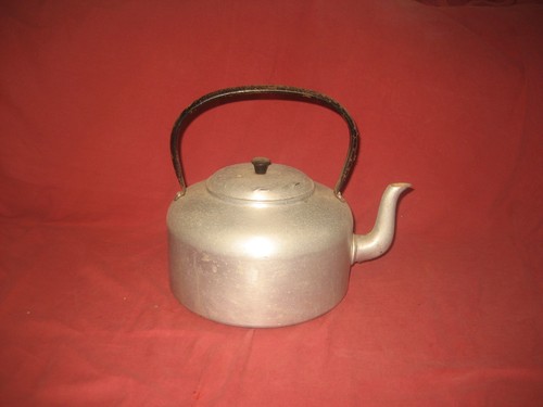 Vintage tatty kettle - , aluminium