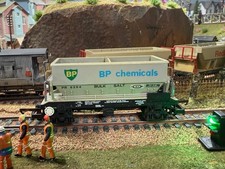 LIMA  OO  GAUGE  BP  CHEMICALS  HOPPER  WAGON  WITH  LADDERS