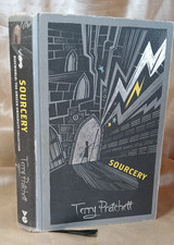 Terry Pratchett "Sourcery: Discworld: Unseen University Collection" 2014 H/B