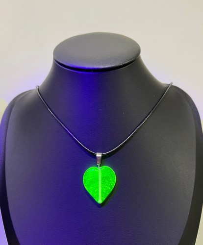 Uranium vaseline glass heart - uranium,
