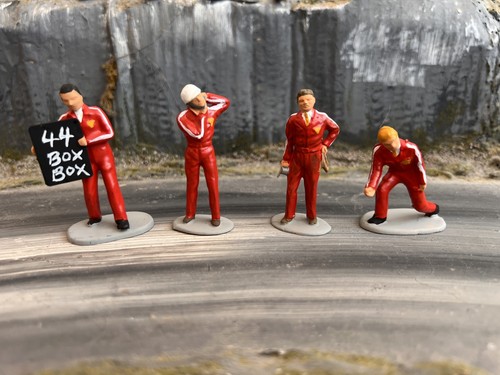 Painted race crew - red, 1/32