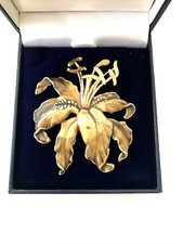 Vintage Jewellery Brooch Pin Brown Enamel Pressed Metal Lily Silver Tone Flower