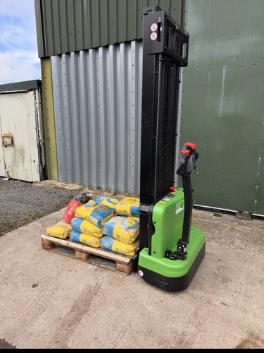 Full electric pallet stacker - full,