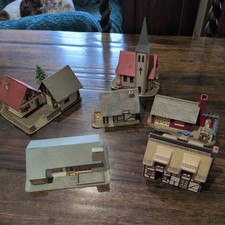 JOB LOT OF OO GAUGE HOUSES AND