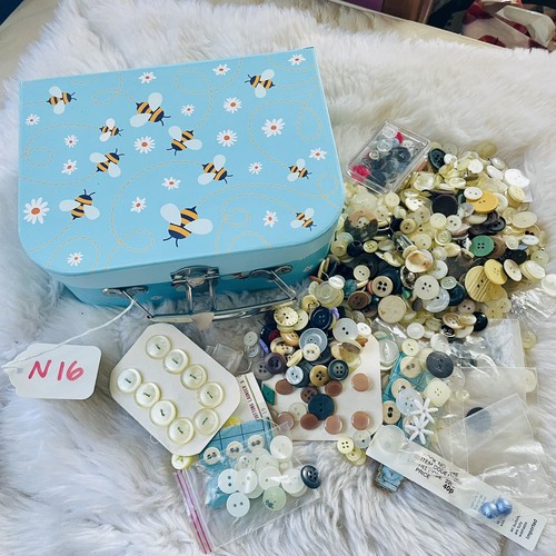 Large joblot buttons - large, of