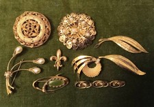 Vintage gold tone brooches lot