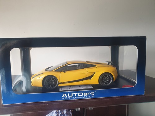 Scale diecast autoart - 1:18,