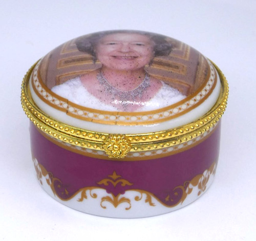 Royal crest her majesty - her, queen