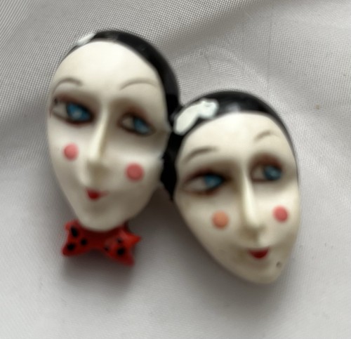 Vintage brooch featuring - vintage, two