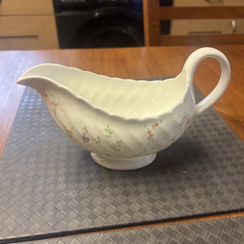 Wedgwood gravy boat 1984 - wedgwood,