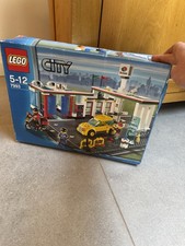 LEGO City 7993 Service Station