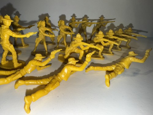Vintage plastic toy soldiers - vintage,
