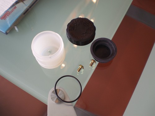 Brake fluid reservoir - fluid,