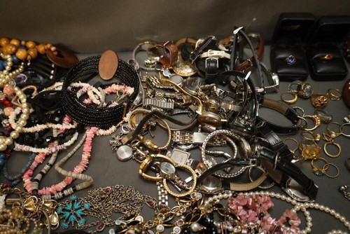 Wearable jewelry lot - 1,