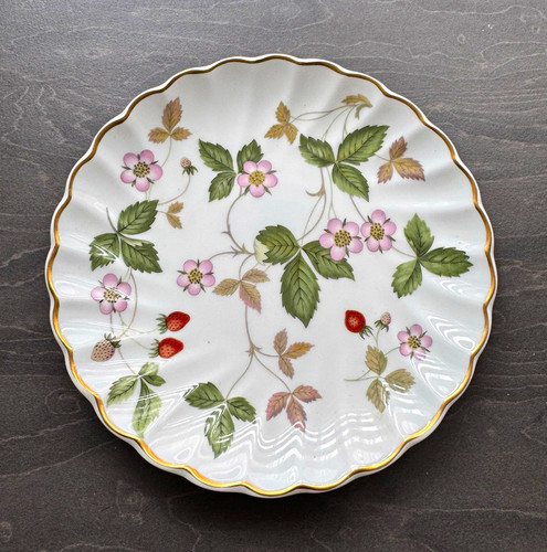 Wedgwood wild strawberry bone - wild,