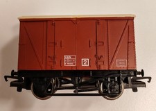 Hornby OO gauge Brown Closed Freight Van R239-020 