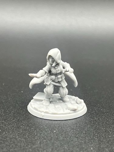 Unpainted halfling female - unpainted,