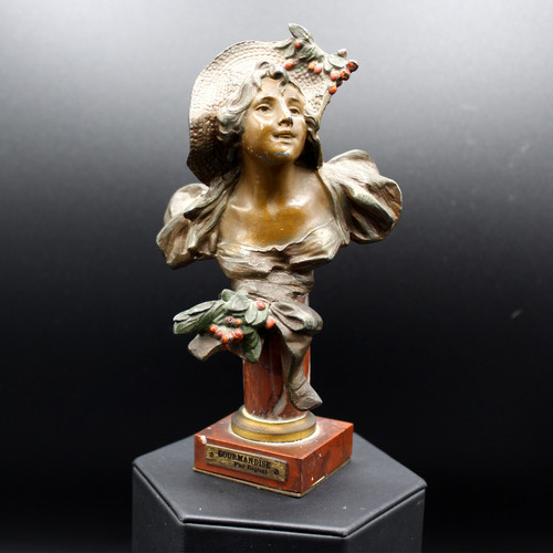 Antique bust sculpture lady - sculpture, on
