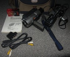 SONY CCD-TRV208E Camcorder Hi8 8mm Video,Battery, Charger, Tapes, Case (working)
