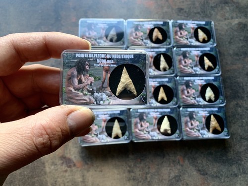 Box arrowhead flint - box,