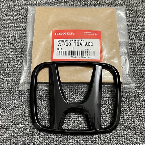 Front grille emblem black - front,