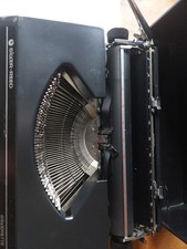 Portable Silver Reed - Silverette  TYPEWRITER black in Case