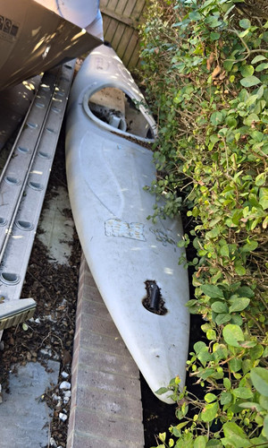 White kayak x red - x,
