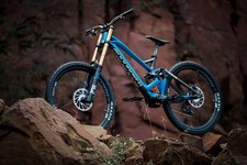 MONDRAKER SUMMUM CARBON PRO TEAM 27.5" 2017 CARBON / VIBRANT BLUE / WHITE