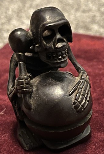 Skull netsuke playing drum - playing,