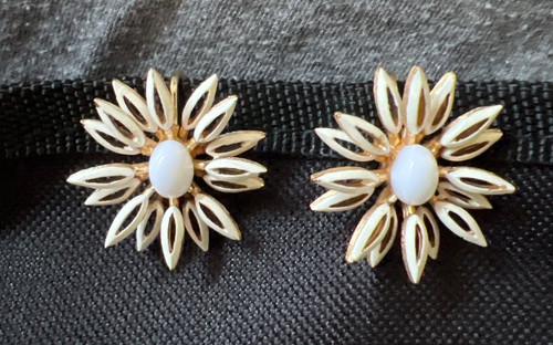 Crown trifari white flower - trifari,