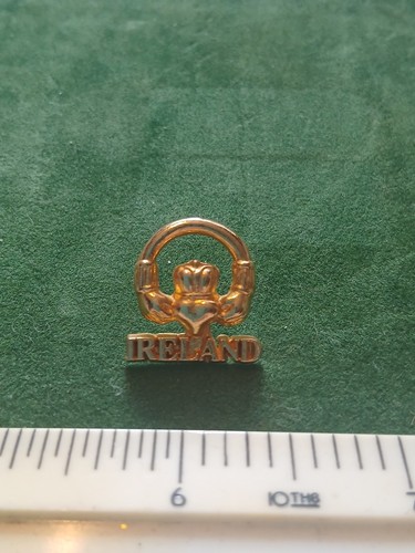 Irish claddagh pin - pin, badge