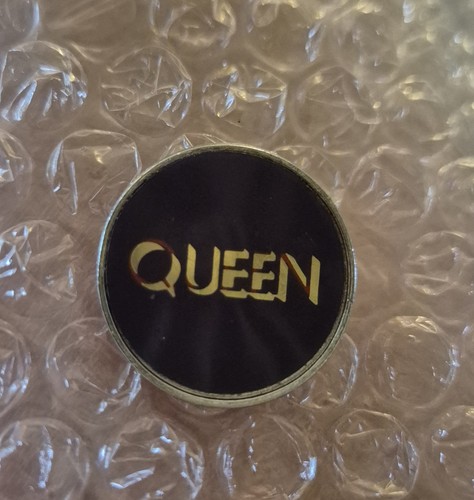 Vintage queen enamel - queen, badge