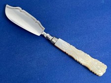 BEAUTIFUL ANTIQUE VICTORIAN SOLID SILVER CARVED MOTHER OF PEARL BUTTER SPREADER