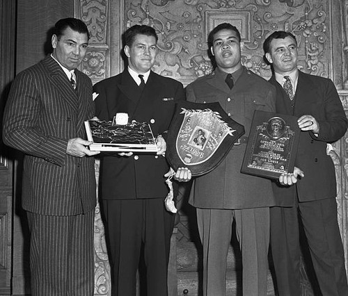 Famous boxers posing with - boxers,